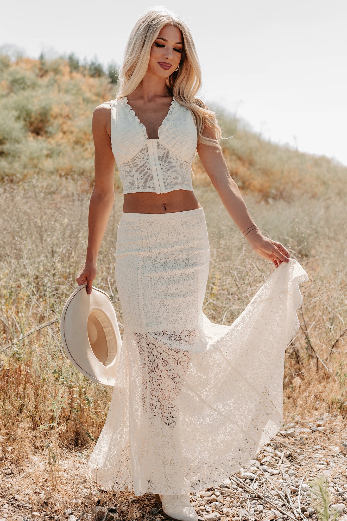 Dream In Gold Sleeveless Floral Lace Top (Cream)