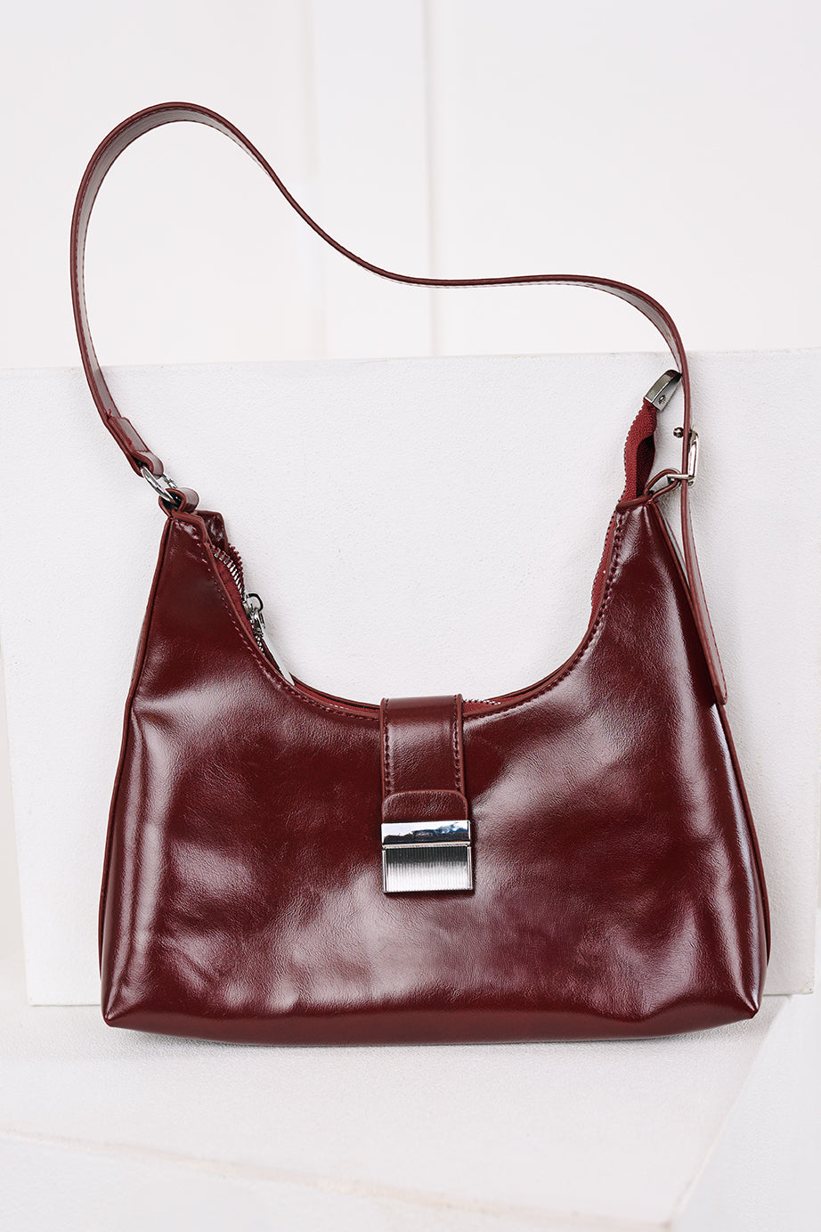 Vogue Visionary Faux Leather Handbag (Red)