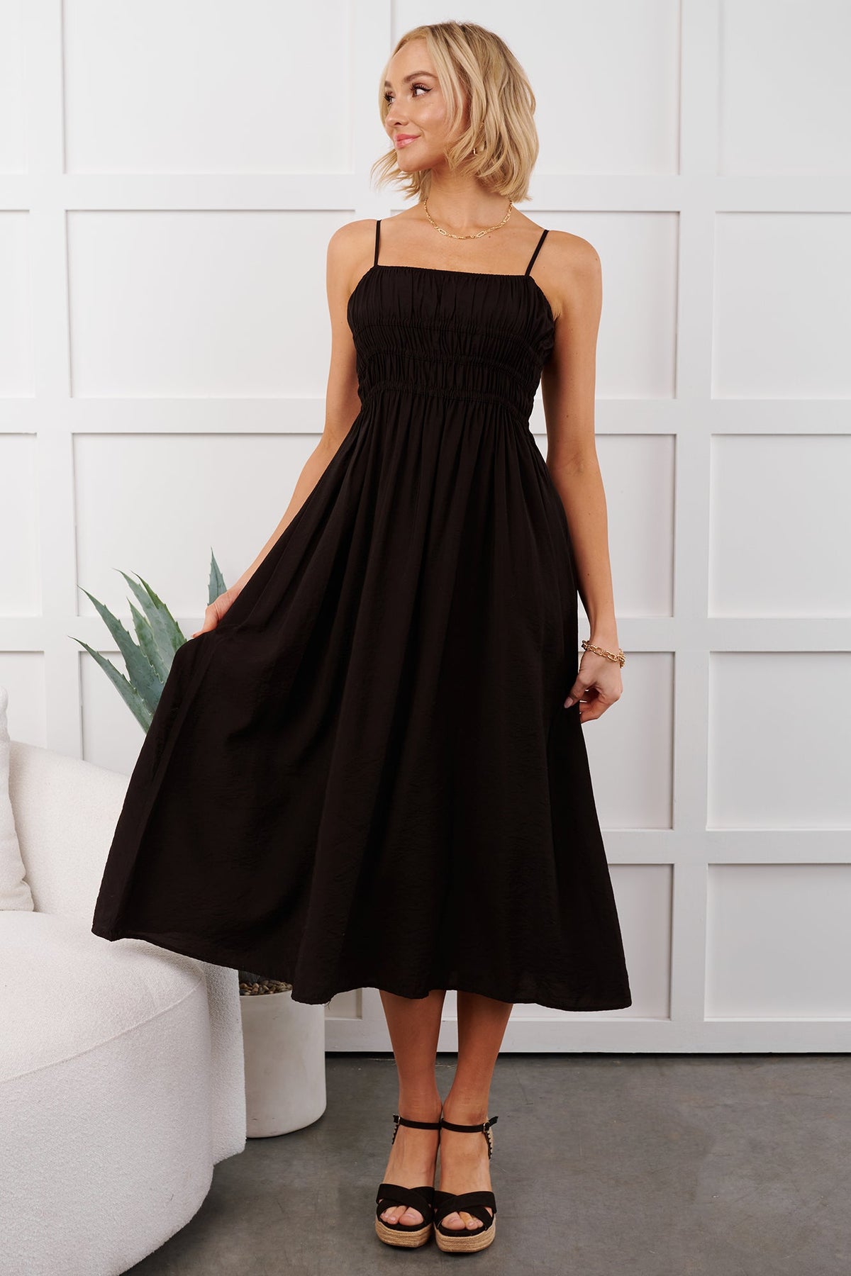 Major Flirt Sleeveless Smocked Midi Dress (Black)