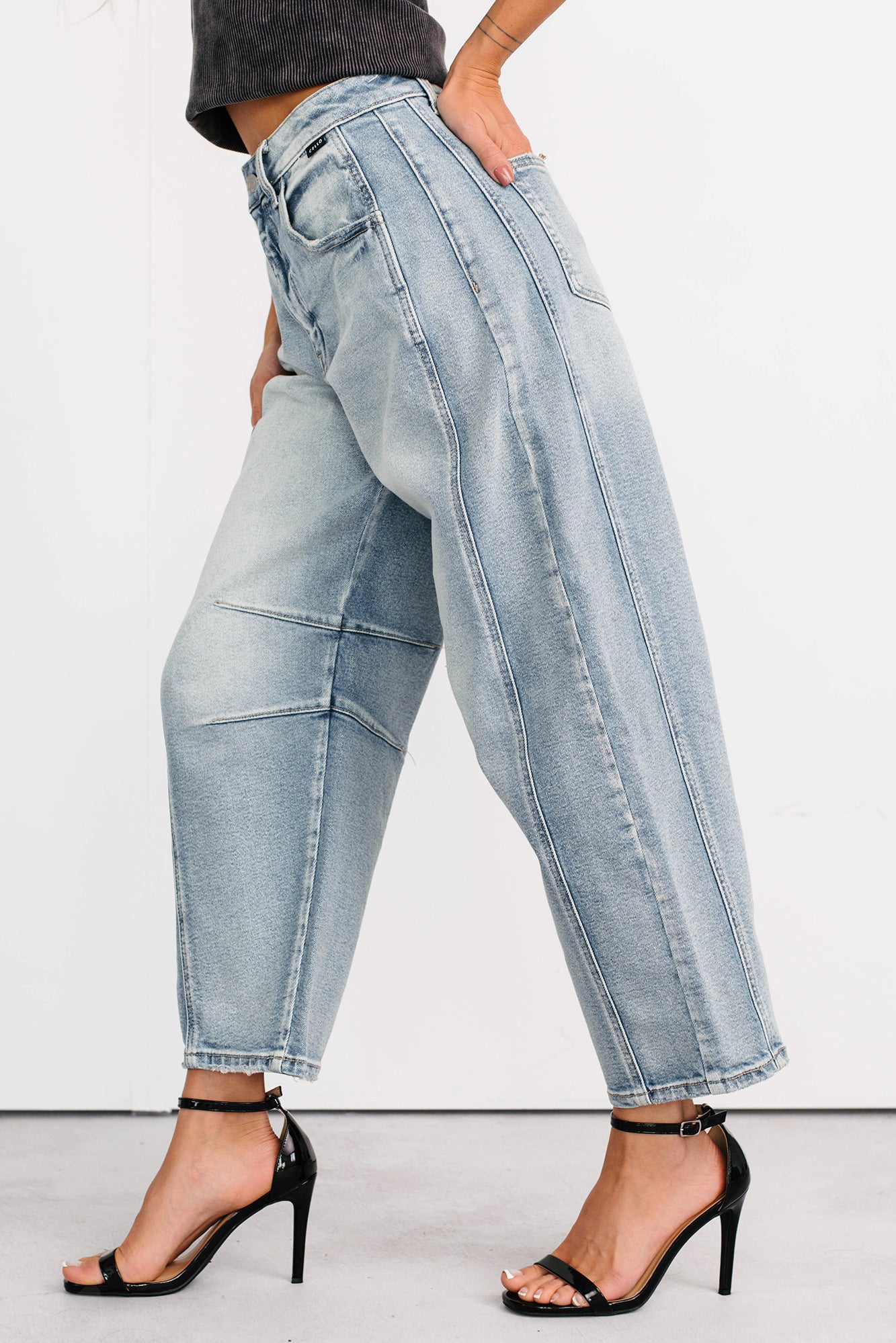 Colette Mid Rise Barrel Cello Jeans (Light)
