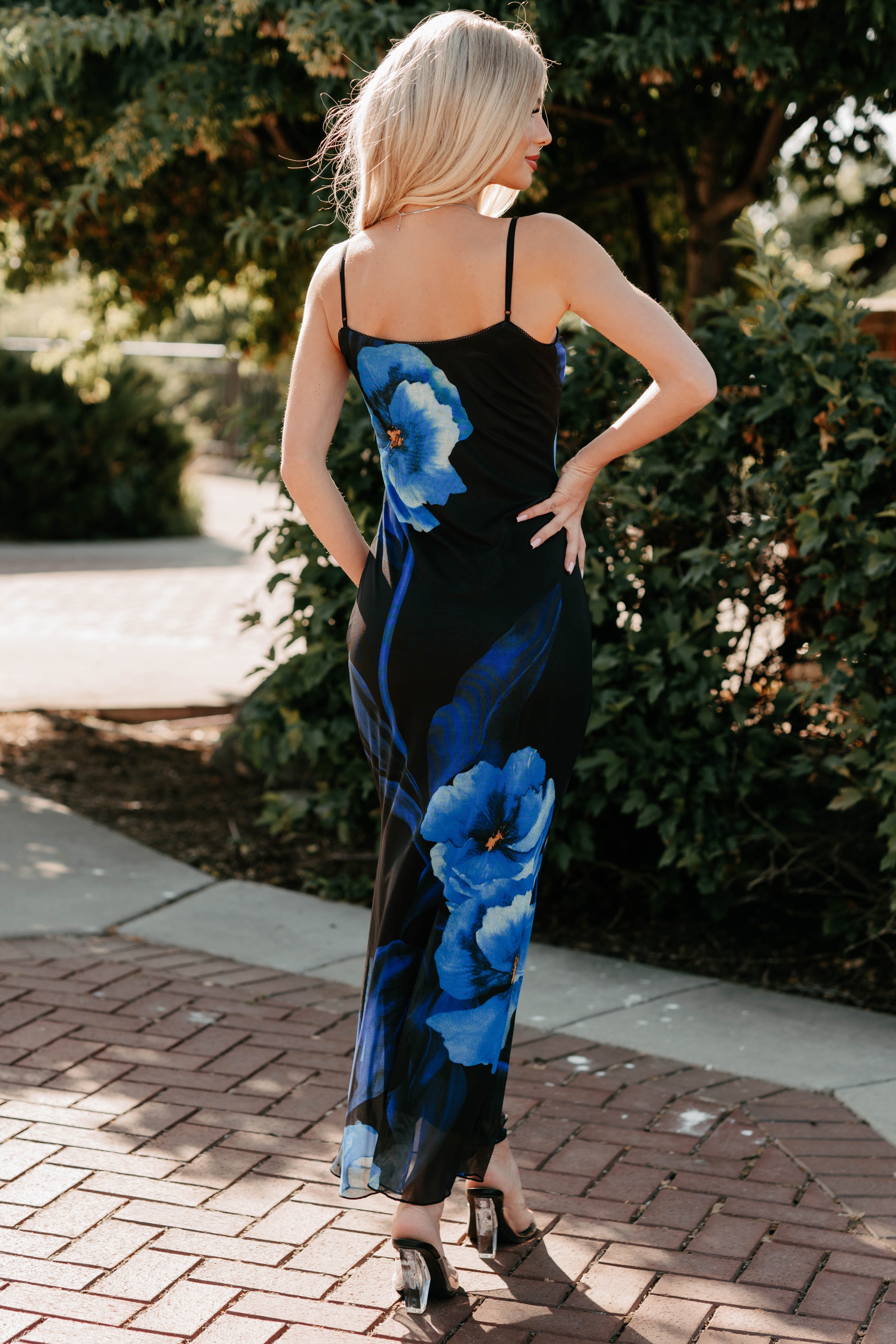 Chic Uprising Sleeveless Floral Maxi Dress (Black/Blue)